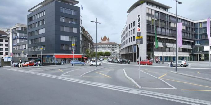 Die Bushaltestellen auf dem Bahnhofplatz in Thun BE sollen unter die Erde verlegt werden. thun