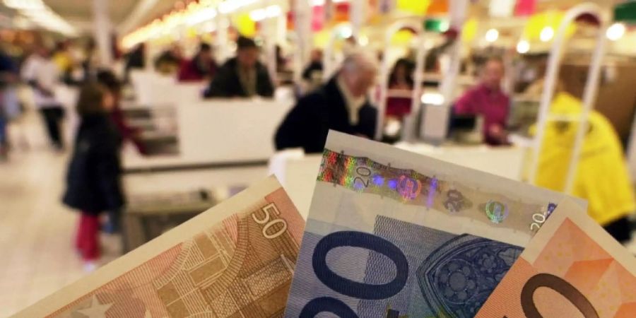 Euroscheine in einem Supermarkt