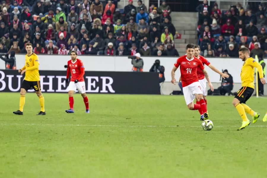 Steven Zuber jagt gegen Belgien dem Ball hinterher.