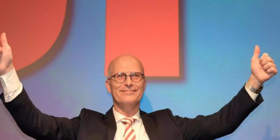 SPD-Spitzenkandidat und Erster Bürgermeister Peter Tschentscher auf der Wahlparty seiner Partei. Foto: Axel Heimken/dpa