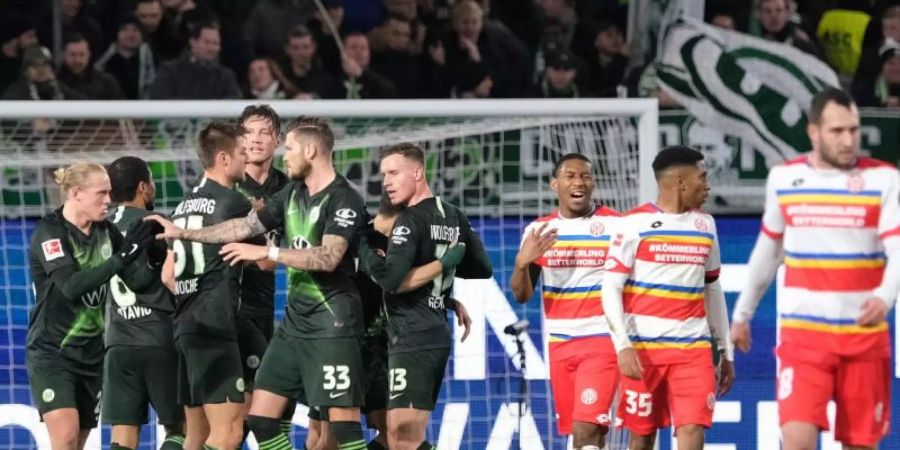 Wolfsburgs Josip Brekalo (verdeckt) bejubelt sein Tor zum 1:0 gegen den FSV Mainz 05 mit seinen Mannschaftskollegen. Foto: Peter Steffen/dpa