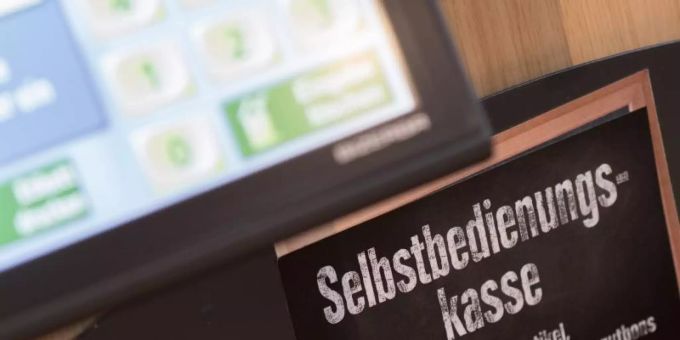 Viele Verbraucher sind mit SB-Kassen noch nicht vertraut. Oft haben sie Angst, etwas verkehrt zu machen. Foto: Swen Pförtner/dpa Viele Verbraucher sind mit SB-Kassen noch nicht vertraut. Oft haben sie Angst, etwas verkehrt zu machen. Foto: Swen Pförtner/dpa