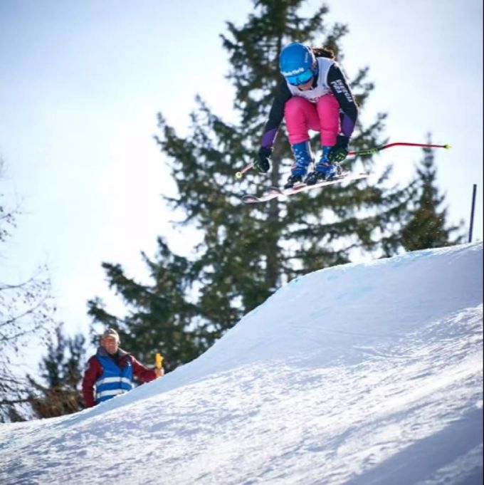 Eine Athletin des SC Feusisberg beim Sprung. SC Feusisberg