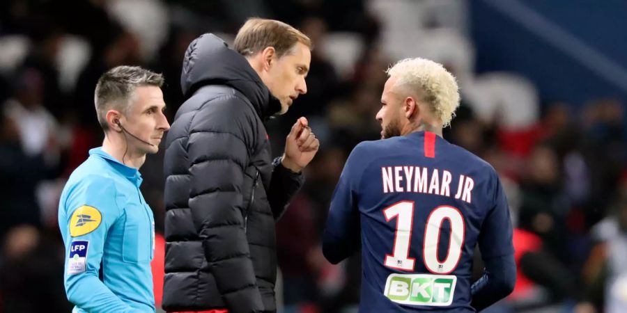 Thomas Tuchel spricht mit seinem Superstar Neymar.