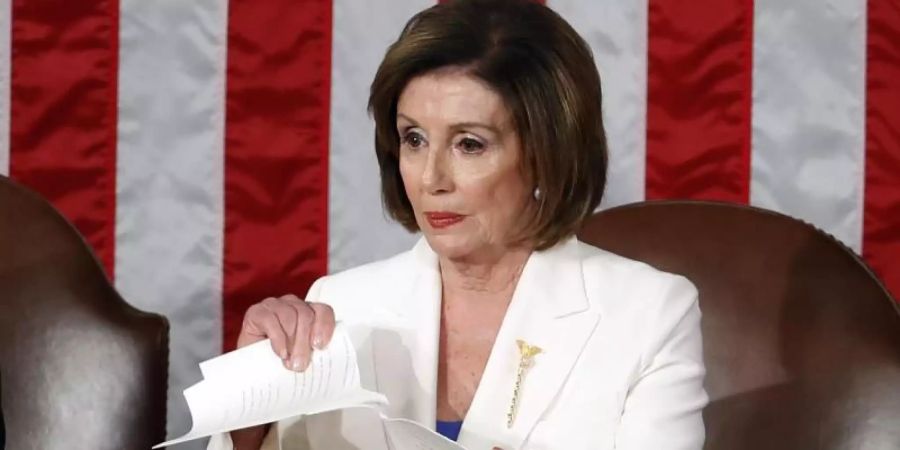 Nancy Pelosi, demokratische Vorsitzende des Repräsentantenhauses, zerreisst das Manuskript von Donald Trumps Rede Lage der Nation. Foto: Alex Brandon/AP/dpa