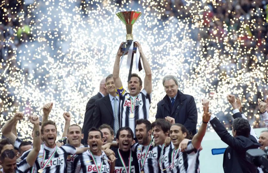 Alessandro Del Piero feiert mit dem Team von Juventus den Titel 2012.