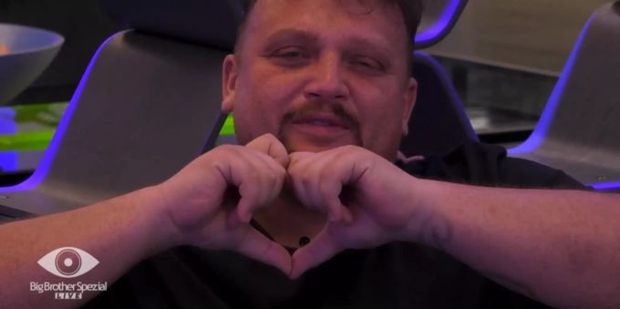 Menowin schickt ein Herz an seine Frau aus dem «Big Brother»-Haus. «Big Brother» Menowin