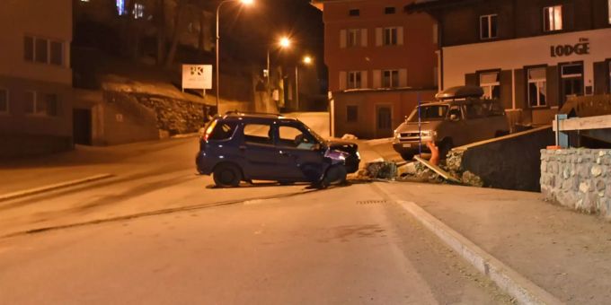 Alkoholisiert in eine Mauer gefahren. churwalden gr