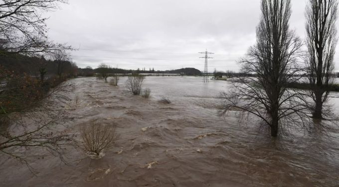 In Baden-Württemberg: Nach starken Regenfällen ist der Fluss Elz über die Ufer getreten und hat angrenzende Äcker überflutet. Foto: Patrick Seeger/dpa Hochwasser in Baden-Württemberg