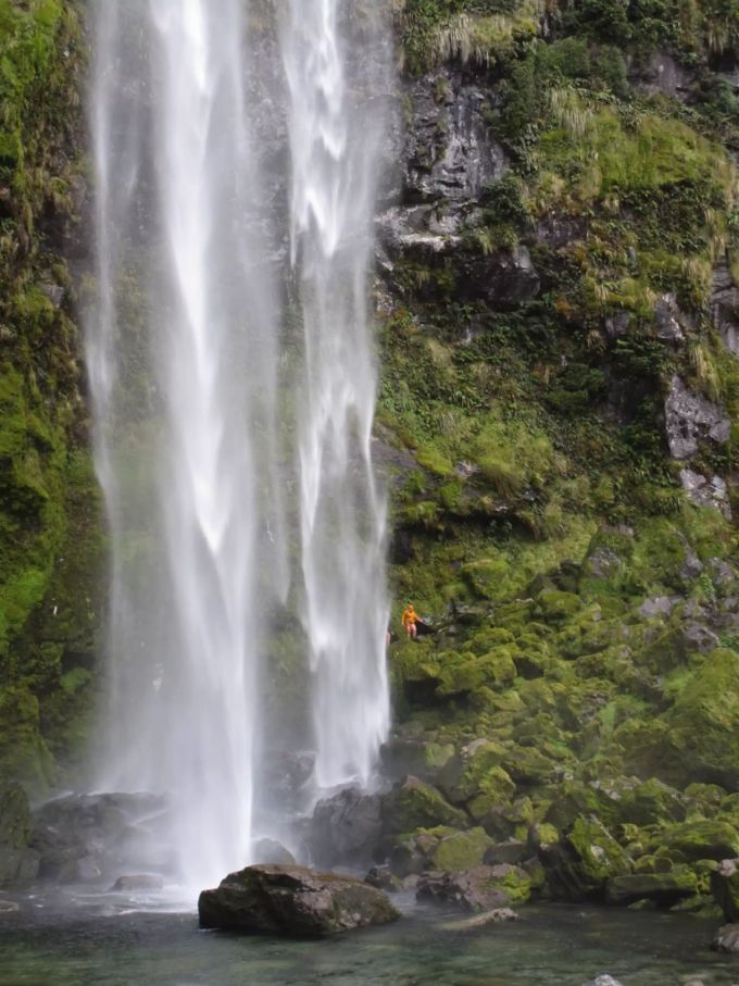 In Milford Sound gibt es den grössten Wasserfall Neuseelands zu bestaunen. Der Zugang zum Milford Sound ist zurzeit aber überschwemmt. milford sound