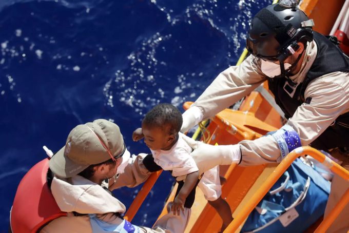 Menschen in Seenot zu retten spiele vor allem den Schleppern in die Hände, befürchten grosse Teile der SVP. Seenotrettung SVP Mittelmeer