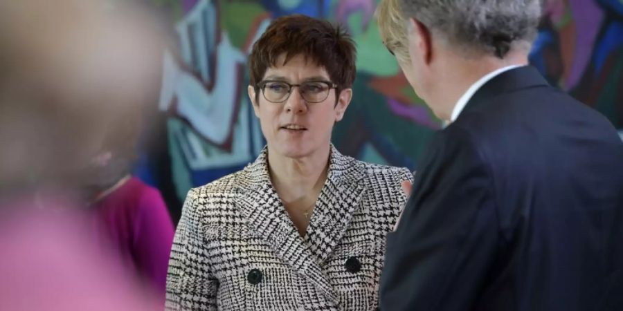 Annegret Kramp-Karrenbauer bei einer Kabinettssitzung