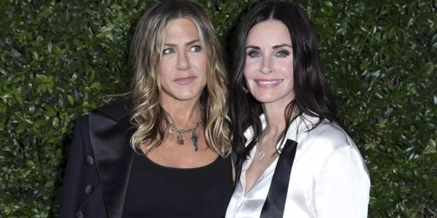 Immer noch «Friends»: Jennifer Aniston (l) und Courteney Cox. Foto: Richard Shotwell/Invision/AP/dpa