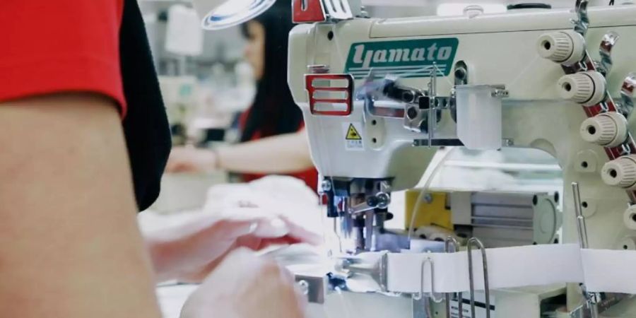 Flexibilität ist gefragt: Der schwäbische Textilhersteller Trigema stellt seine Produktion zumindest teilweise auf Mundschutz-Masken um. Foto: Trigema/dpa