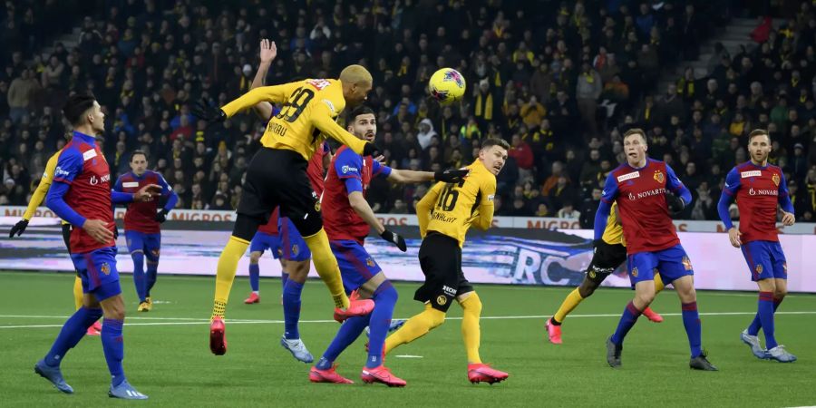 Gegen den FCB trifft Hoarau Anfang Rückrunde per Kopf zum 2:0 für YB.