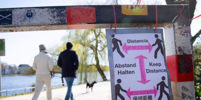 Ein selbstgebasteltes Schild mit der Aufschrift «Abstand Halten». Foto: Christian Charisius/dpa massnahmen