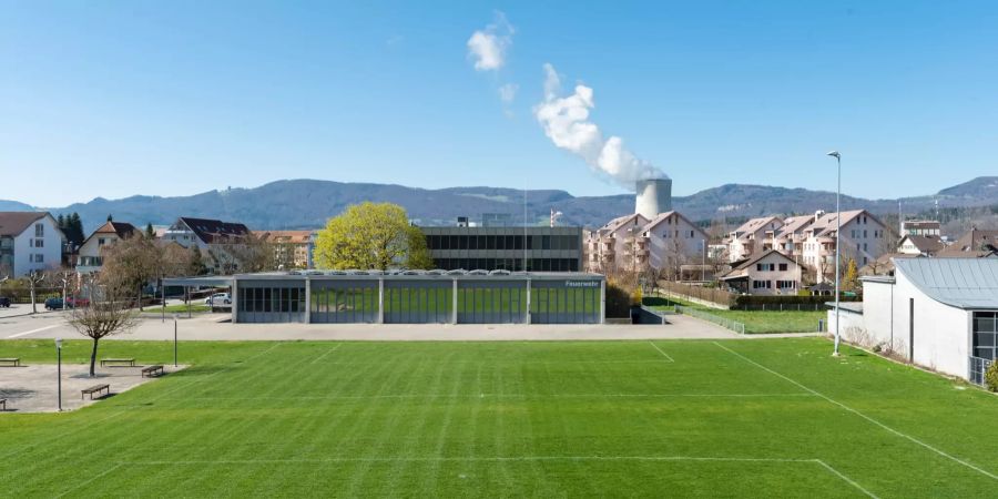 Blick auf Feuerwehrmagazin und Gemeindehaus von Däniken.