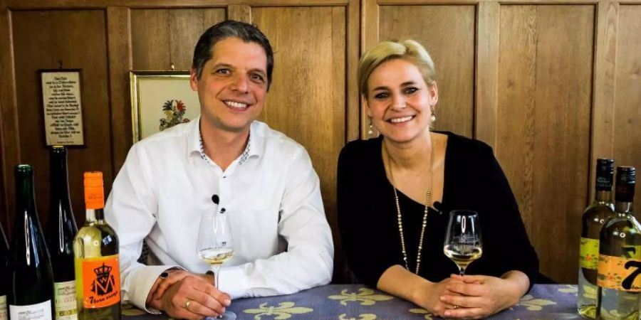 Das Winzerpaar Franz und Esther Melsheimer vom Klosterhof Siebenborn verschicken an interessierte Kunden Pakete mit 13 Weinen in Viertelliter-Fläschchen plus ein Video, das sie eigens gedreht haben mit Erklärungen zu den verschiedenen Weinen. Andere Winzer verschicken Weine und verabreden sich virtuell zu einer bestimmten Uhrzeit mit der Kundschaft. Foto: Melsheimer /Privat/dpa