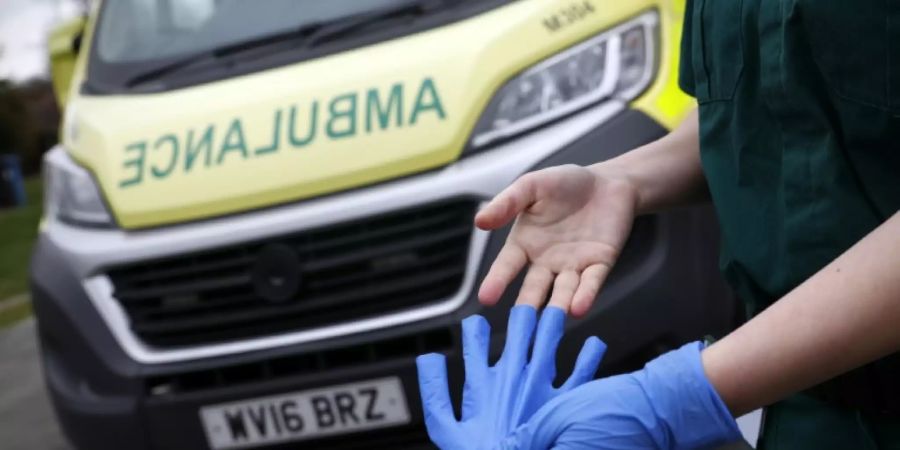 Mediziner mit Gummihandschuhen in Hartley Wintney