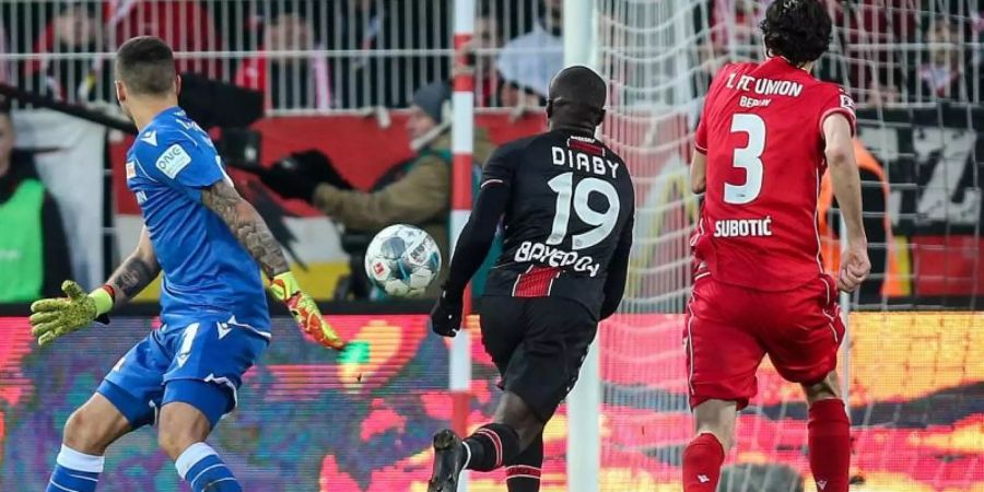 Moussa Diaby (M) brachte Bayer Leverkusen mit seinem Tor zum 2:1 auf Kurs Auswärtssieg bei Union Berlin. Foto: Andreas Gora/dpa