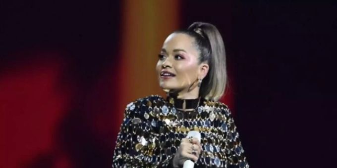 Rita Ora musste sich die Mandeln entfernen lassen. Rita Ora