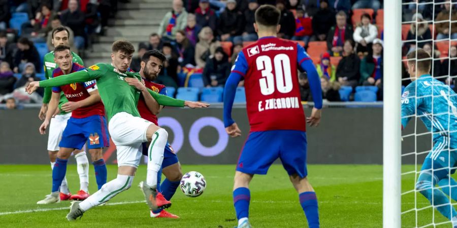 Betim Fazliji schiesst kurz vor der Pause zum 1:1 ein.