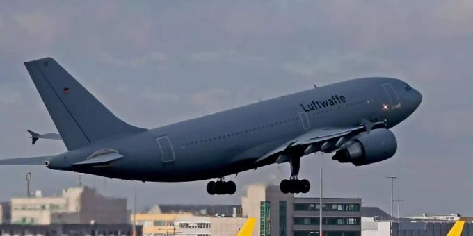 Der Airbus A310 der Luftwaffe beim Start vom Flughafen Köln/Bonn. (Symbolbild) Foto: Oliver Berg/dpa botschaftspersonal