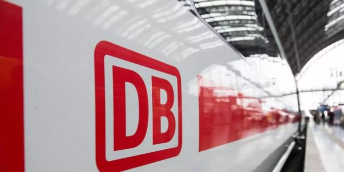 Das Logo der Deutschen Bahn ist auf einem ICE im Hauptbahnhof zu sehen. Foto: Silas Stein/dpa Das Logo der Deutschen Bahn ist auf einem ICE im Hauptbahnhof zu sehen. Foto: Silas Stein/dpa