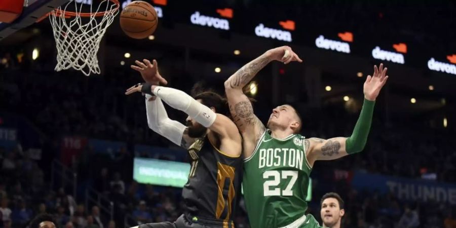 Daniel Theis (r) setzte sich mit den Boston Celtics gegen die Oklahoma City Thunder durch. Foto: Kyle Phillips/AP/dpa