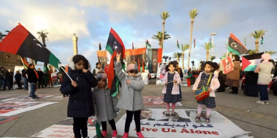 Kinder bei Anti-Haftar-Demonstration in Tripolis