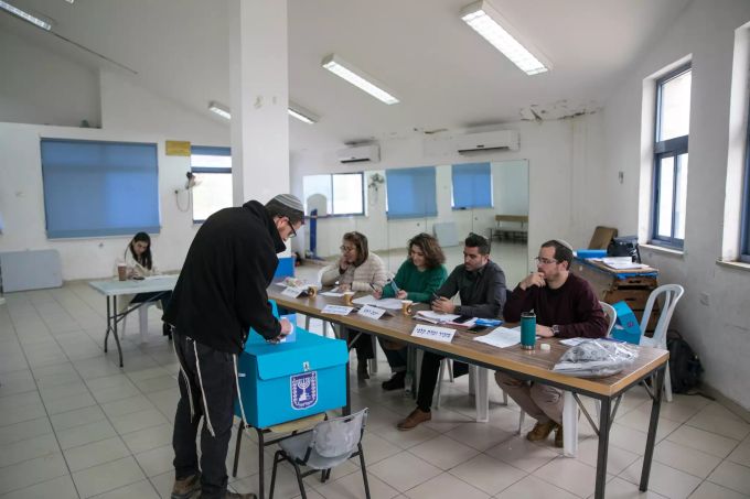 Ein Mann gibt seine Stimme bei den Parlamentswahlen in einem Wahllokal ab. Parlamentswahl in Israel