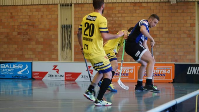 Renzo Orlando wird oft von zwei Gegenspielern gedeckt, sodass ihn der Gegner unter Kontrolle halten kann. Tigersharks Kulm, Renzo Orlando