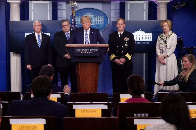 Donald Trump (m.), Präsident der USA, spricht während einer Pressekonferenz zur Coronavirus-Pandemie. Coronavirus - USA