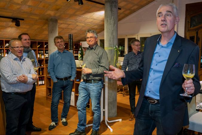 Wyhus Belp Geschäftsführer Daniel Ingold (r) begrüsst die Teilnehmenden der Portwein-Degustation
