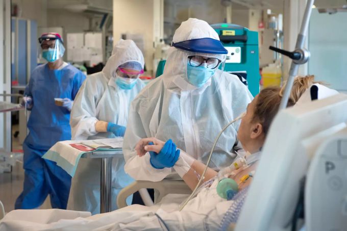 Gesundheitspersonal versorgt Coronavirus-Patienten auf einer Intensivstation im Sant'Orsola Malpighi Krankenhaus in Bologna, Italien. WHO