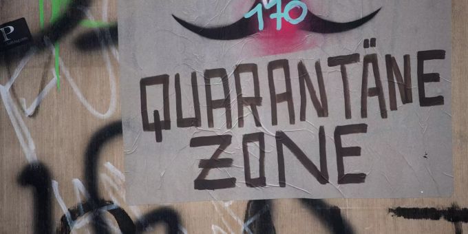 Street Art mit der Aufschrift "Quarantäne Zone" ist an einem Brett auf einer Brücke angebracht. Coronavirus - Quarantäne Zone