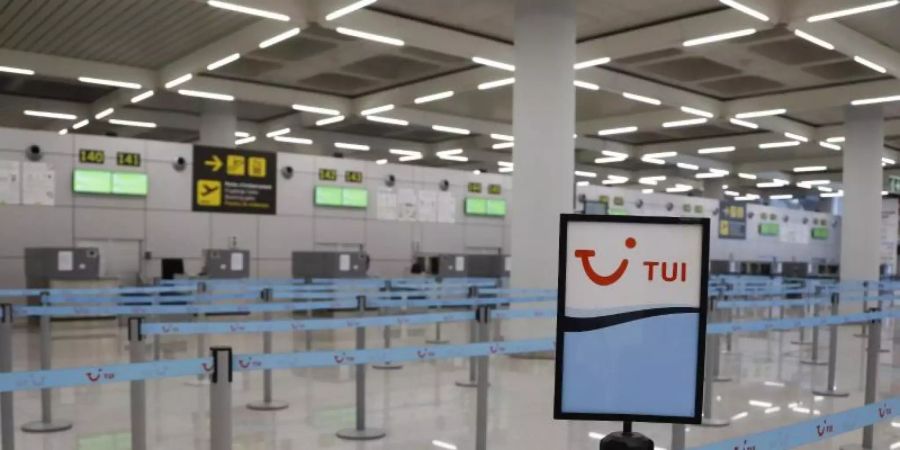 Tui unterbricht den überwiegenden Teil des Reisegeschäfts. Foto: Clara Margais/dpa