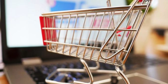 Was ist am besten für unsere Umwelt? Mit dem Einkaufswagen durch die Gänge rollen oder per Mausklick bestellen? Einkaufswagen