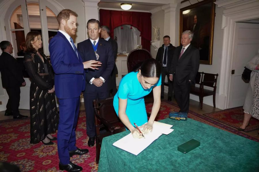 Meghan Markle und Prinz Harry verewigten sich auch in einem Gästebuch bei der Verleihung der Endeavour Fund Awards.