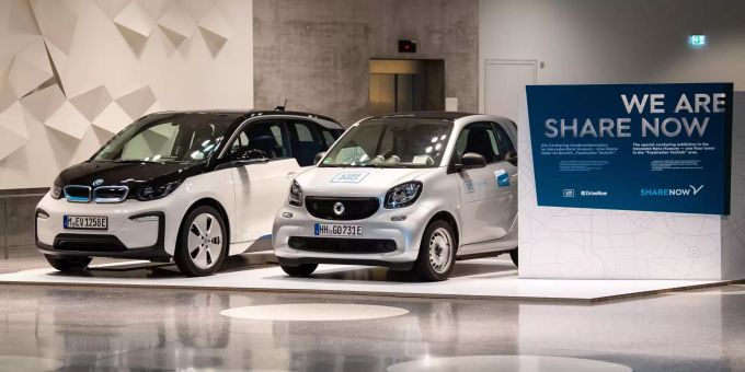 Ein BMW i3 von DriveNow (l) und ein Smart Fortwo von Car2Go stehen in einer Ausstellung im Mercedes-Benz-Museum neben einem Schild mit der Aufschrift «We are Share Now». Smart EQ