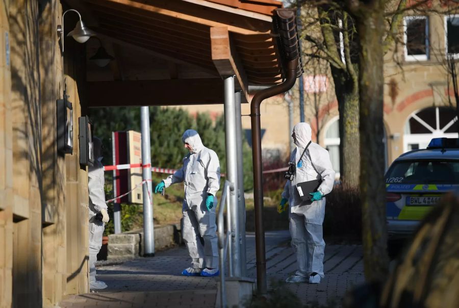 Mitarbeiter der Spurensicherung der Polizei nach den Schüssen am Tatort.