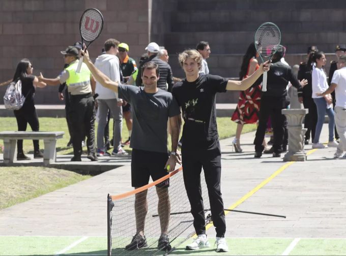 Federer (l.) und Zverev (r.) waren Ende 2019 gemeinsam auf Exhibition-Tour. Hier in Quito, Ecuador. Federer Zverev Corona