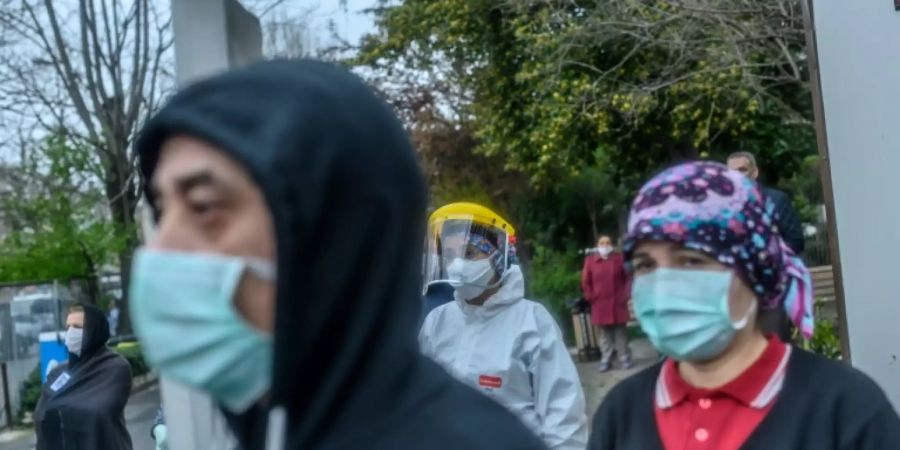 Menschen mit Mundschutz in Istanbul