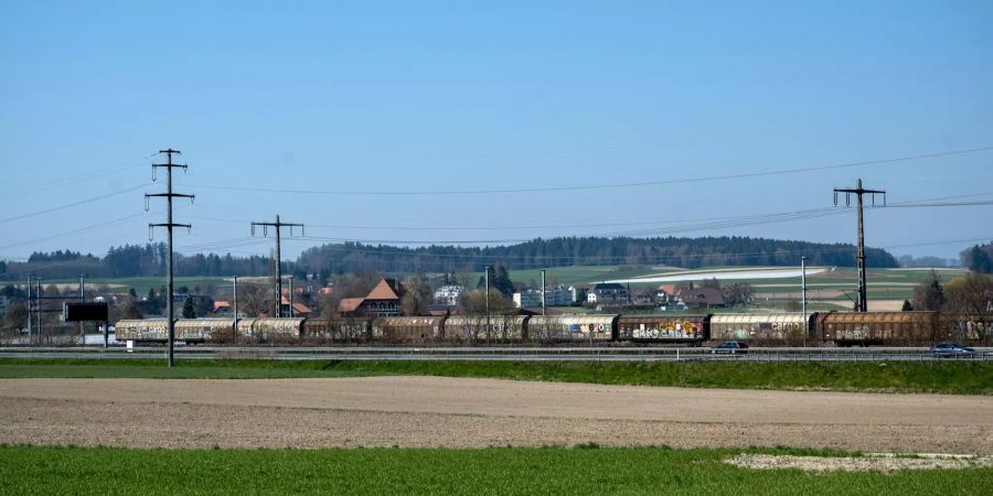 Güterzug und A1 in Mattstetten.