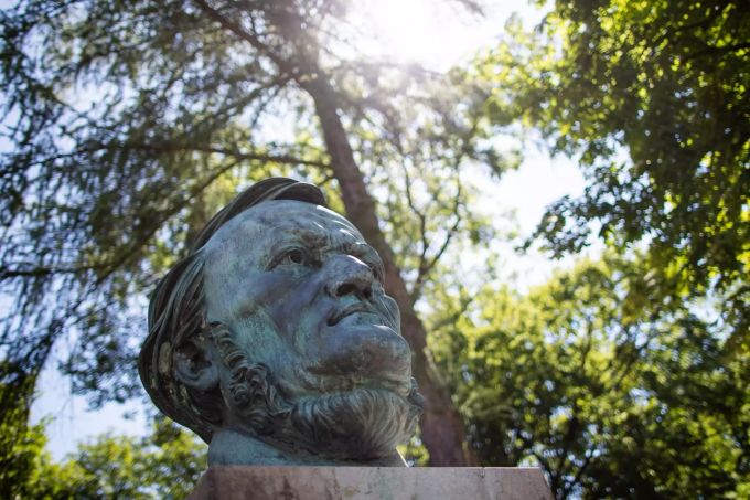 Eine Büste von Richard Wagner des Bildhauers Arno Breker steht im Park vor dem Festspielhaus in Bayreuth. Bayreuther Festspielhaus Wagner Büste