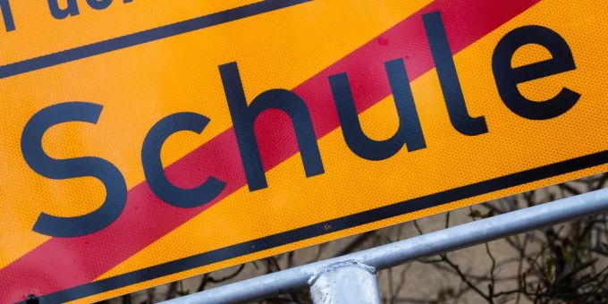 Wegen des Coronavirus bleiben alle Schulen in der Schweiz bis auf weiteres geschlossen. Die SVP Aargau mit Kantonalpräsident Andreas Glarner fordert Normalbetrieb nach den Frühlingsferien. Schule Coronavirus Andreas Glarner