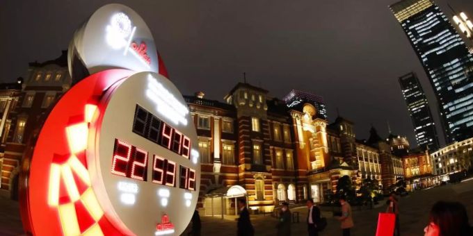 Eine Countdown-Uhr in Tokio zeigt die Anzahl der verbleibenden Tage bis zu den Olympischen Spielen 2021 an. Olympische Spiele