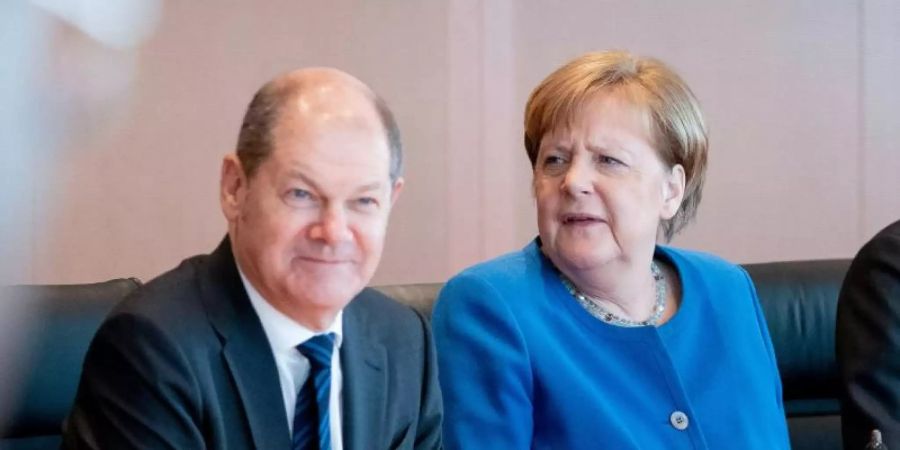 Bundesfinanzminister Olaf Scholz und Bundeskanzlerin Angela Merkel während einer Kabinettsitzung. Foto: Kay Nietfeld/dpa