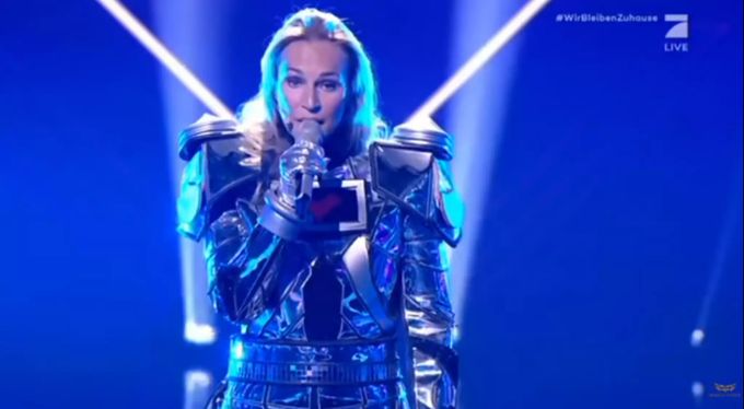 Caroline Beil singt auch ohne Maske wie ein Profi. The Masked Singer