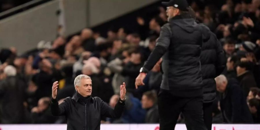 Kniefall: Spurs-Coach José Mourinho (l) ist fassungslos, Jürgen Klopp mit Liverpool obenauf. Foto: John Walton/PA Wire/dpa